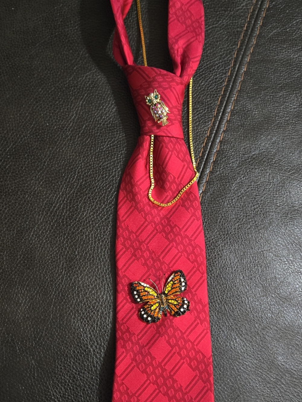 Necklace-Style Pendant Tie 100%silk, With Owl And Butterfly Pins And Gold Chain